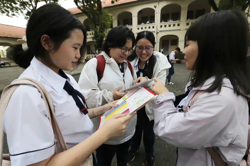Thí sinh trao đổi bài vở trước khi vào phòng thi tại điểm thi Trường THPT chuyên Lê Hồng Phong. Ảnh: Tuổi trẻ Online