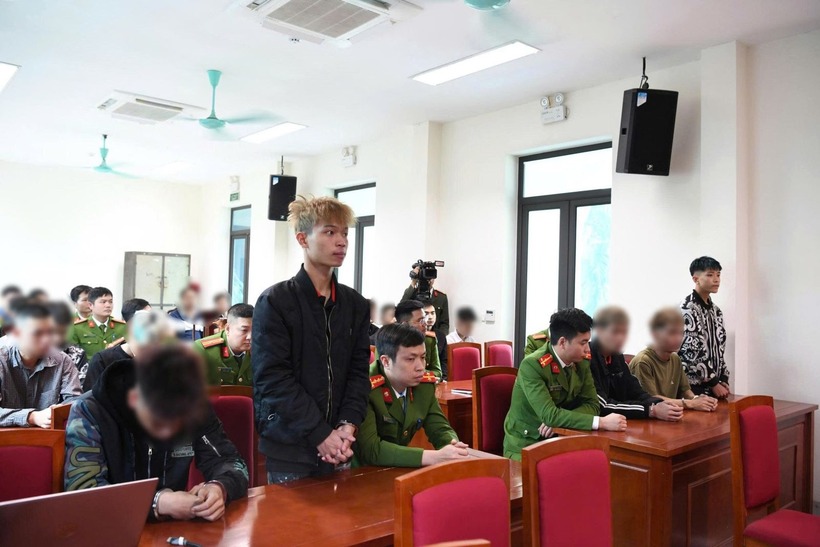 Đối tượng Nguyễn Thành Công (áo đen) và Phạm Hồng Sơn (áo trắng). (Ảnh: Công an tỉnh Phú Thọ)