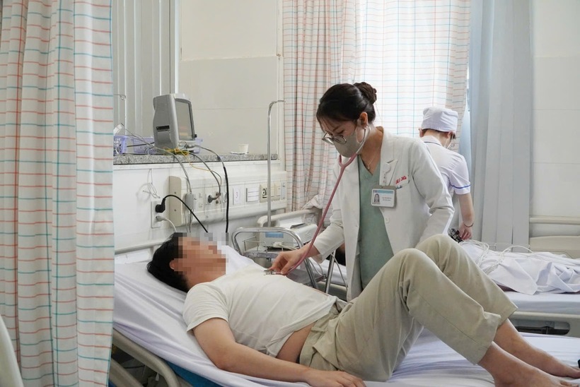 Bệnh nhân nghi ngộ độc thực phẩm đang được theo dõi tại bệnh viện. Ảnh: Tạp chí Tri Thức.