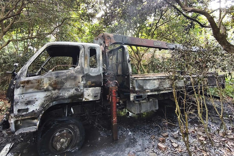 Hiện trường vụ cháy xe tải cẩu tại xã Hòa Lạc. (Ảnh: VietnamNet)