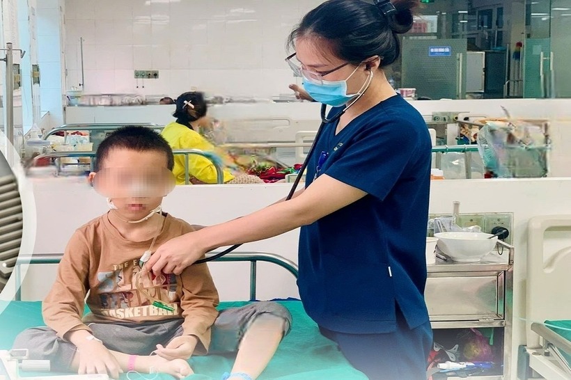 Bé trai 8 tuổi nhập viện cấp cứu vì nhầm bột thông cống là đường. Ảnh: Báo Công lý.