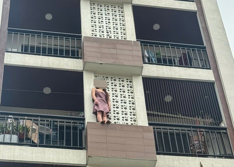 Cô gái trẻ đứng ngoài lan can căn hộ chung cư mini tầng 4. (Ảnh: Dân trí)