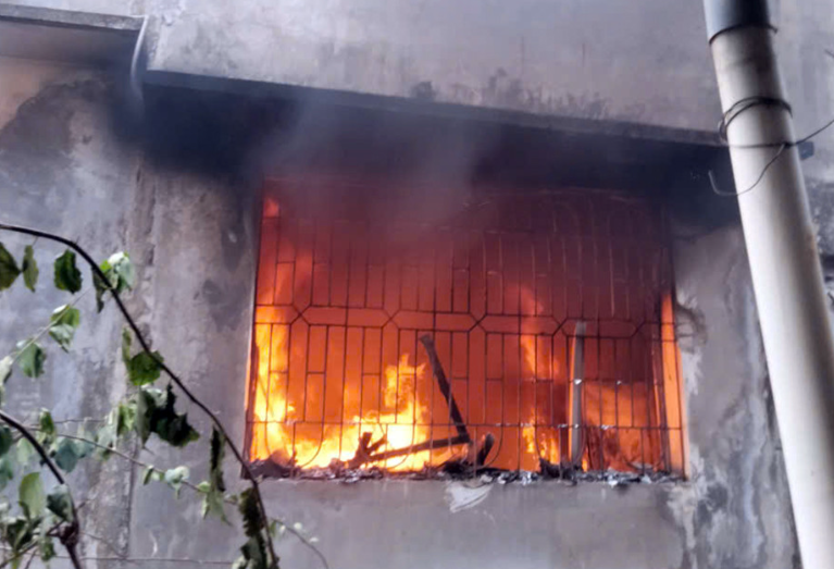 Lửa bùng cháy đỏ rực tại tầng 3 của ngôi nhà. (Ảnh: VietnamNet)