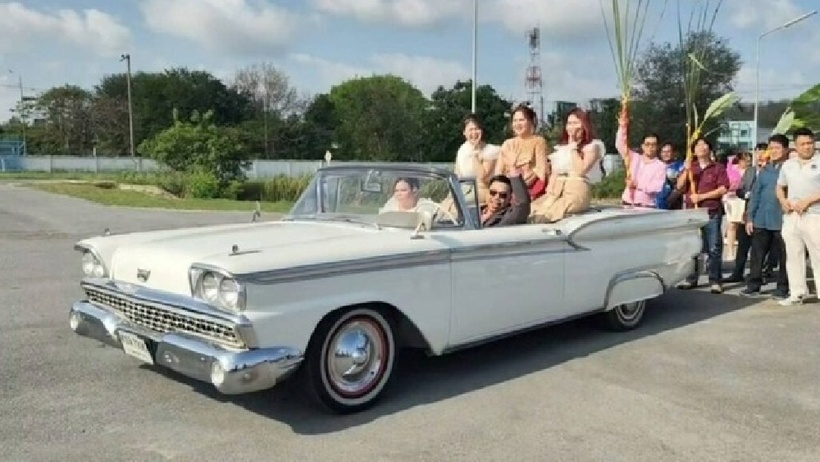 Cô xuất hiện nổi bật trên chiếc xe Ford mui trần sang trọng, mang theo toàn bộ sính lễ đến nhà trai. Ảnh: Người đưa tin.