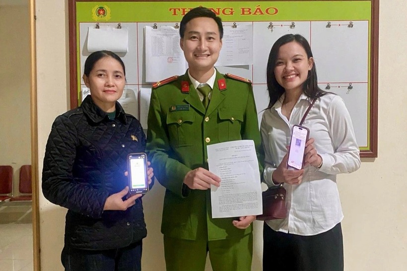 Chị Dung (bên trái) bàn giao lại số tiền 1,3 tỷ đồng cho chị Minh. (Ảnh: Cơ quan công an)