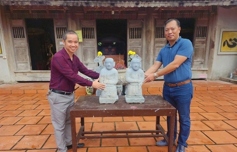 Ông Hồ Văn Hương (bên phải), trong lần bàn giao cặp tượng trở về cho di tích. Ảnh: Báo Nghệ An