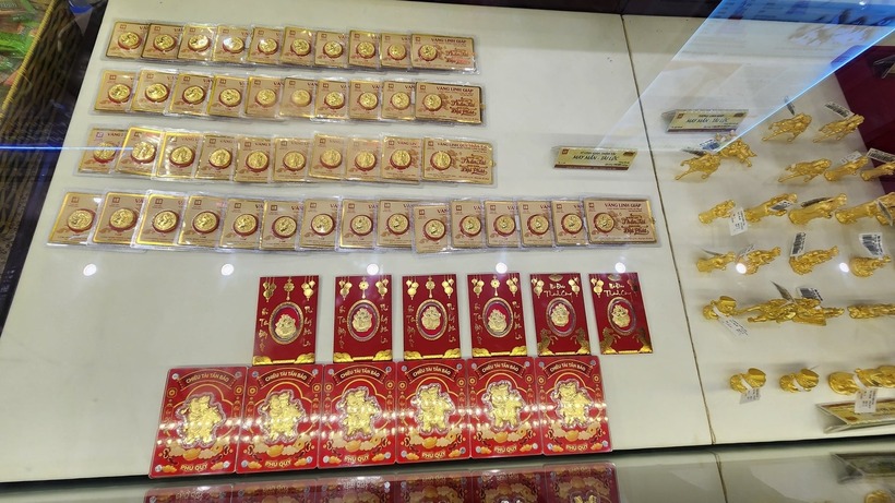Giá vàng hôm nay 5/3 ghi nhận vàng SJC và nhẫn tiếp tục đồng loạt giảm. (Ảnh: Dân Việt)