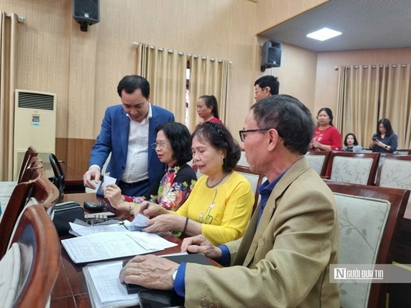 Ông Vũ Văn Tiến tranh thủ chào hỏi, tiếp xúc với các cử tri tới sớm.