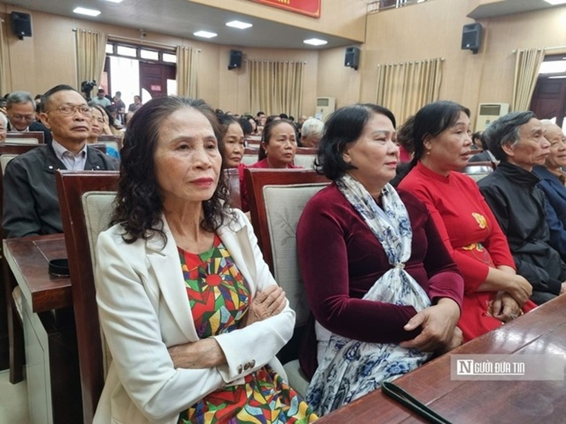 Các cử tri chăm chú lắng nghe phần trình bày của ứng cử viên.