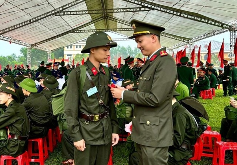 Các tân binh phấn khởi, sẵn sàng rèn luyện, bảo vệ Tổ quốc.