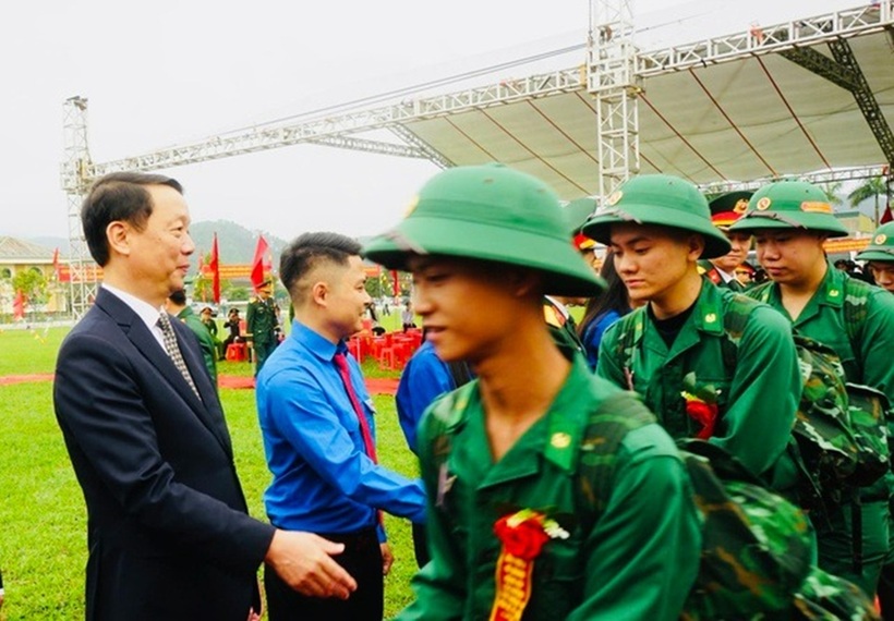 Giây phút gia đình, bạn bè bịn rịn chia tay thanh niên lên đường nhập ngũ.