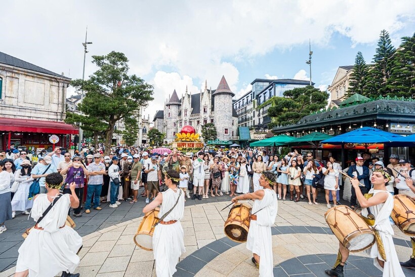 Du khách miền Trung – Tây Nguyên nô nức trẩy hội Bà Nà Hills - 6