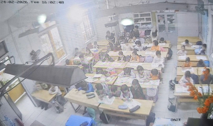 Hình ảnh trích xuất từ camera lớp học, ghi lại thời điểm xảy ra sự việc học sinh "liếm đất" trong tiết học. Ảnh: Tiền phong