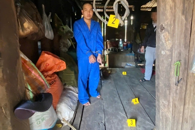 Hùng tại nhà rẫy, nơi đối tượng đã hành hạ vợ dã man. Ảnh: Dân Trí