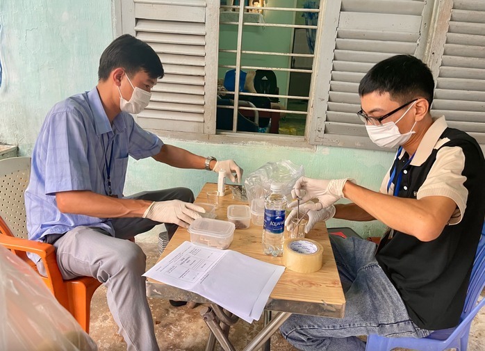 Lực lượng chức năng lấy mẫu pate, thịt, bơ cùng một số thành phần khác để kiểm tra nhanh. Ảnh: NLĐ.