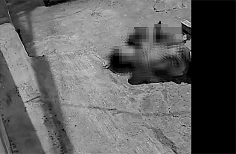 Người đàn ông gục xuống, tử vong trên vỉa hè. (Ảnh: PLO)