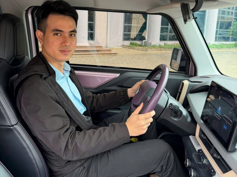 Anh Minh đánh giá việc sạc pin VF 3 hoàn toàn tiện lợi, phù hợp với nhu cầu.