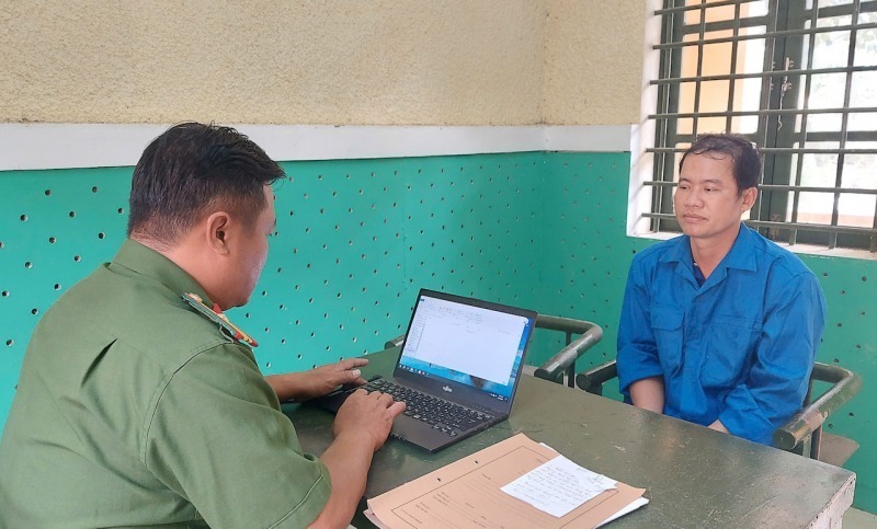 Đoií tượng Nguyễn Việt Thanh tại cơ quan điều tra. (Ảnh: Công an nhân dân)