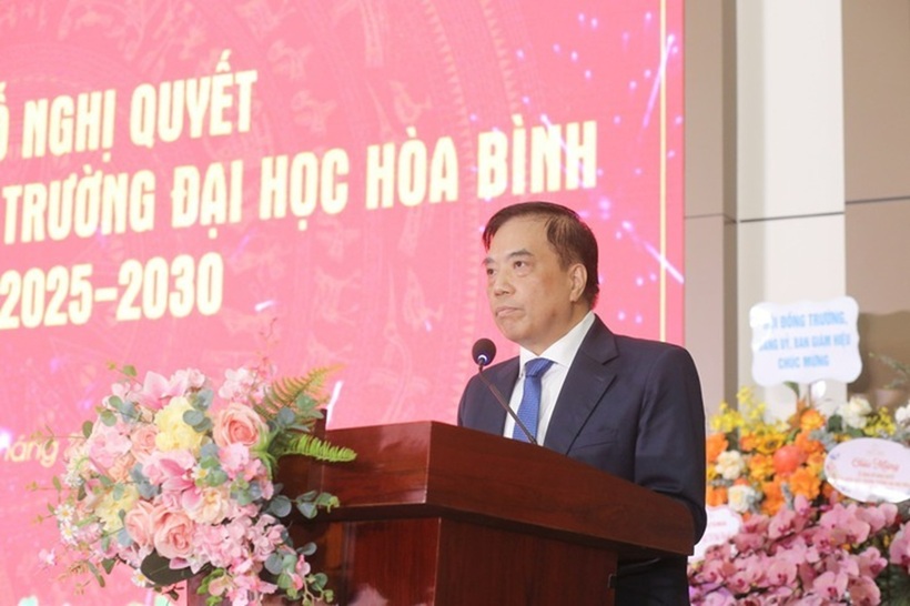 PGS.TS Bùi Anh Tuấn phát biểu tại lễ công bố Hiệu trưởng Trường đại học Hòa Bình. Ảnh: Trường ĐH Hòa Bình