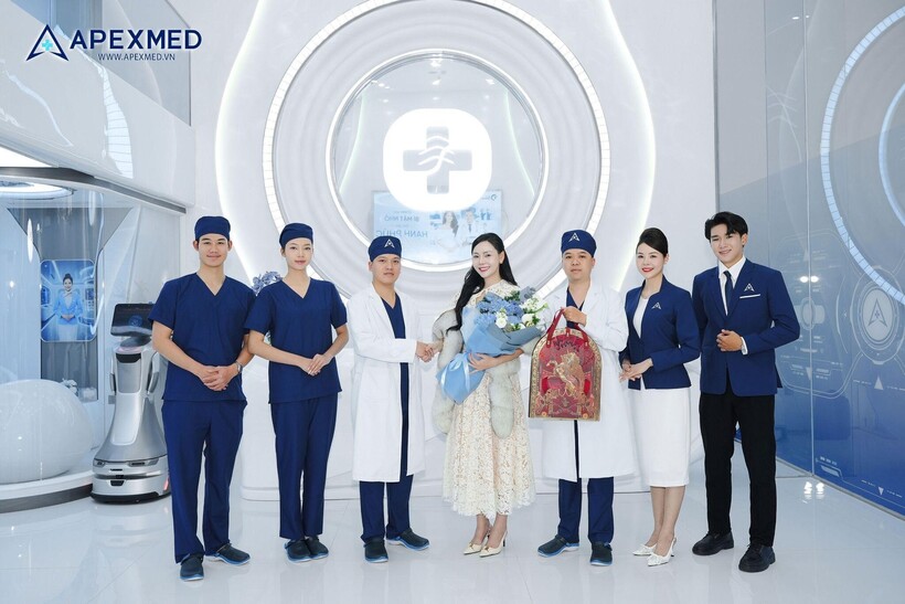 Diễn viên Huyền Trang (phim Lằn Ranh) – khách hàng thân thiết tại Apexmed chụp cùng đội ngũ ekip.