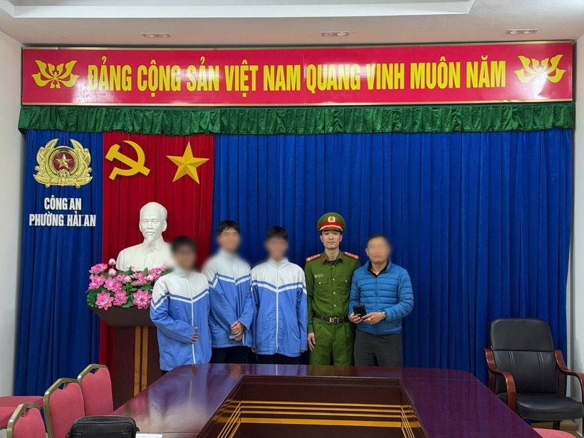 Nhặt được ví tiền, 3 học sinh lớp 11 tìm người đánh rơi để trả lại. Ảnh: Công an TP Hải Phòng.