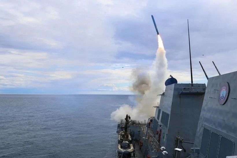 Tàu Mỹ phóng hỏa lực trong chiến dịch tập kích Iran. Ảnh: Reuters