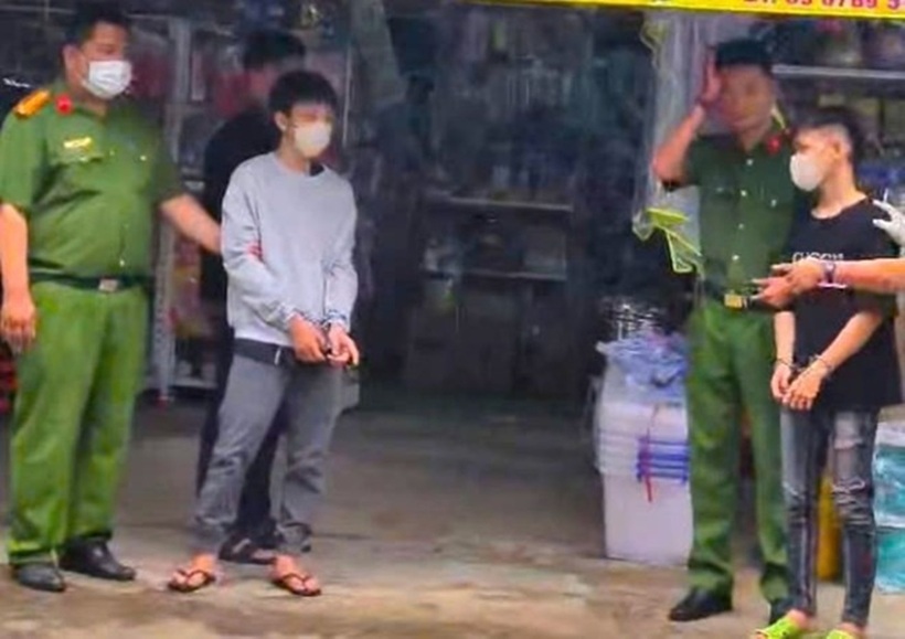 Hai nghi phạm được dẫn đến hiện trường. Ảnh: Tiền Phong