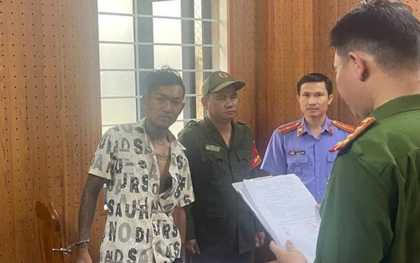 Tống đạt quyết định bắt giữ Lương Quốc Thuận. Ảnh: Người lao động