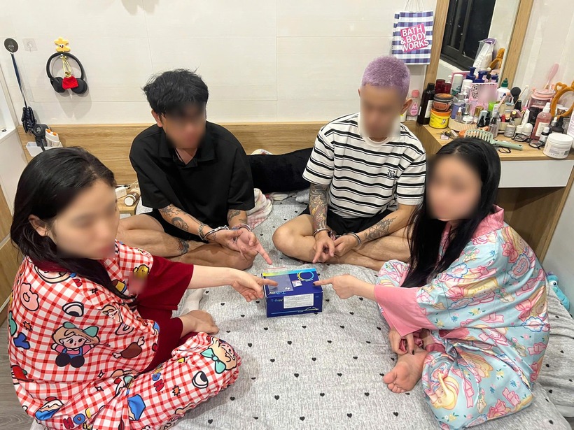 Tin pháp luật nổi bật 24h qua: Bắt quả tang 4 nam nữ thanh niên làm "chuyện đáng xấu hổ" trong phòng ngủ - 1