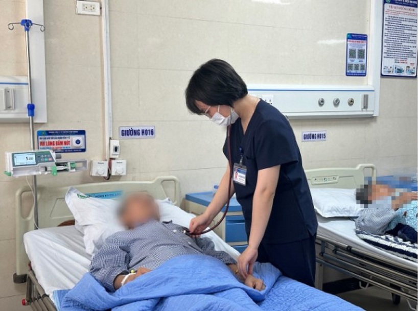 Bệnh nhân được bác sĩ thăm khám. Ảnh: VietNamNet.