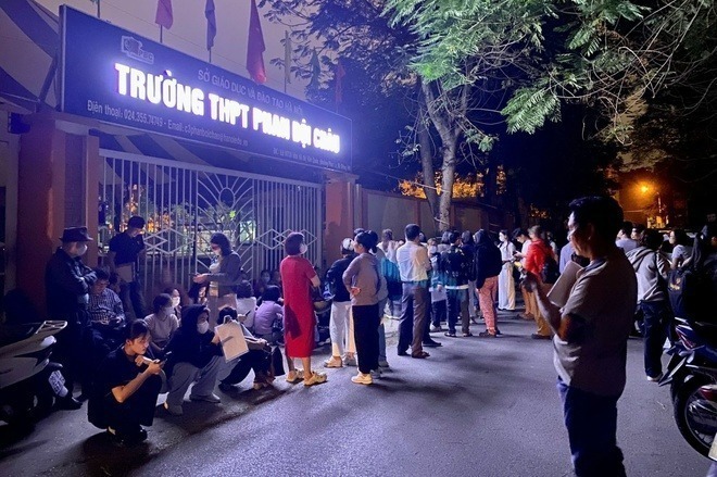 Các phụ huynh xếp hàng trước cổng trường THPT Phan Bội Châu từ rạng sáng 3/3. Ảnh: ZNews