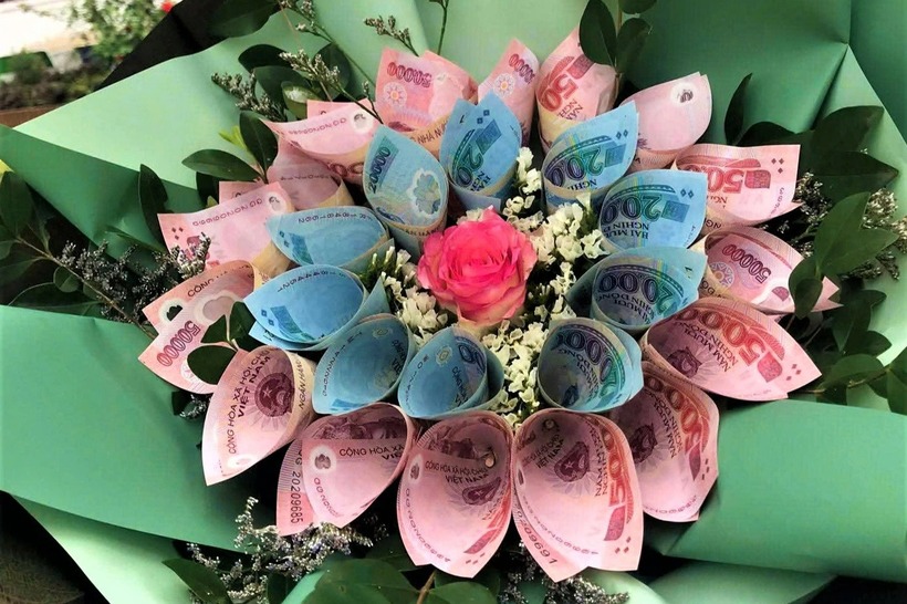 Quá trình này dễ khiến tiền bị nhàu, rách. Khi người nhận tháo ra, nếu không cẩn thận, các tờ tiền càng dễ hư hỏng. Ảnh minh họa