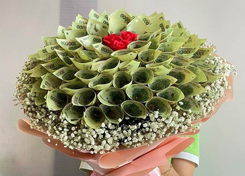 Với nhiều người, việc lựa chọn “hoa tiền” làm quà tặng được xem là một món quà thiết thực. Ảnh minh họa