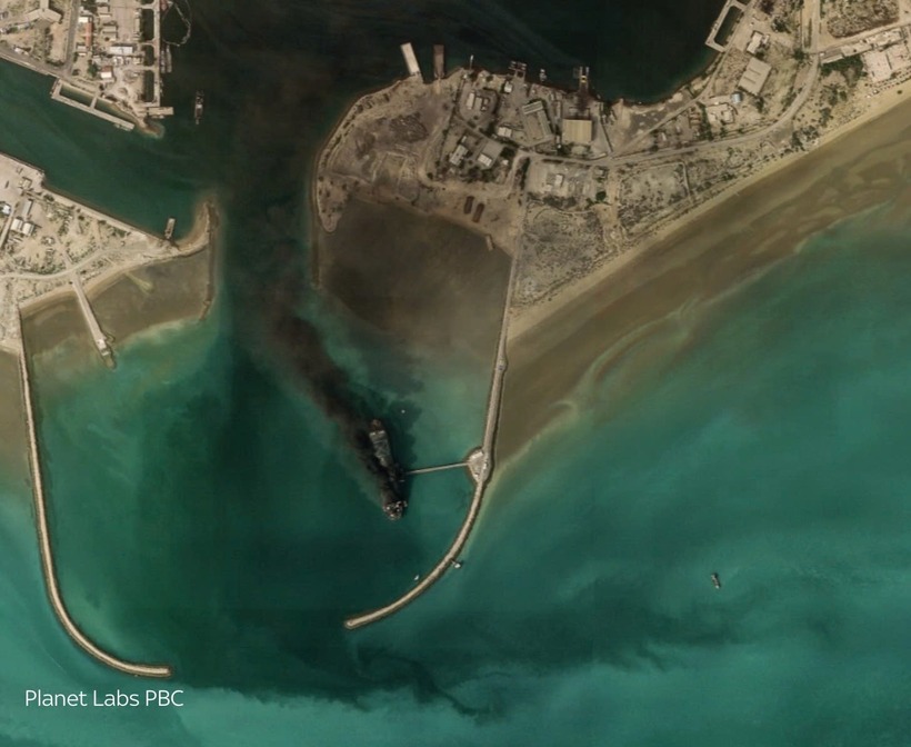 Tàu IRIS Makran bốc khói sau cuộc không kích ngày 2/3. Ảnh:&nbsp;Planet Labs PBC.