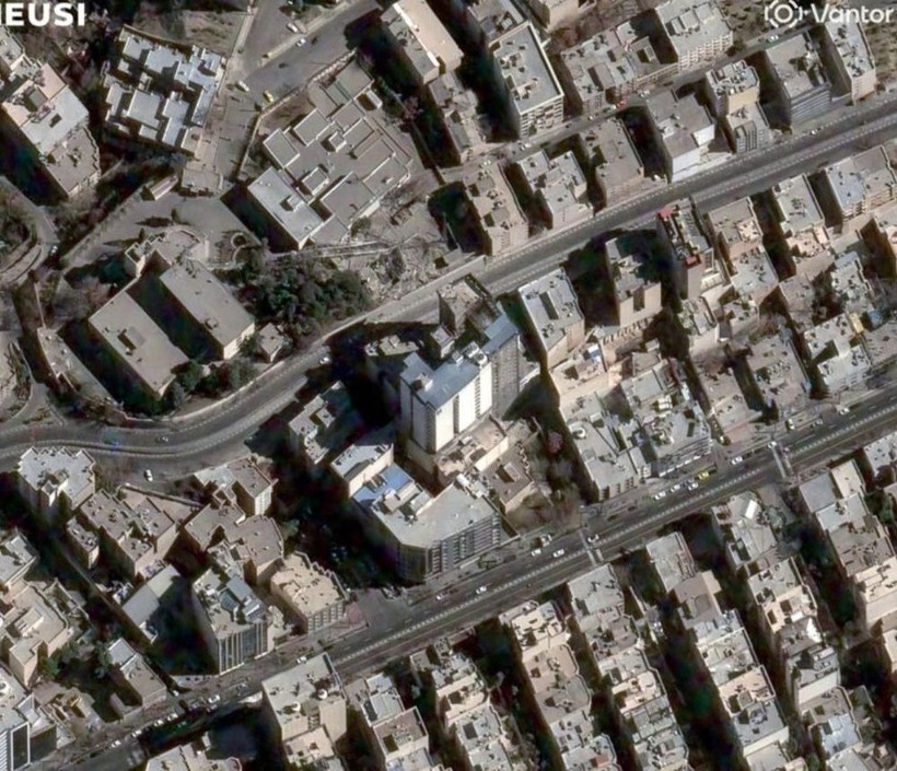 Một tháp truyền hình bị đánh sập, gây thiệt hại nghiêm trọng cho Bệnh viện Gandhi nằm sát đó. Ảnh:&nbsp;Vantor.