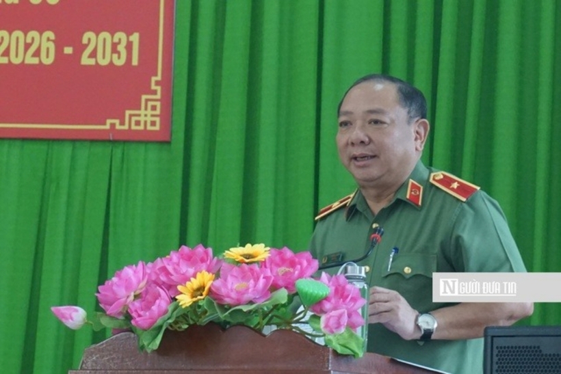 Thiếu tướng Lê Quang Nhân, Giám đốc Công an tỉnh Gia Lai trình bày chương trình hành động tại buổi tiếp xúc cử tri phường Quy Nhơn Nam