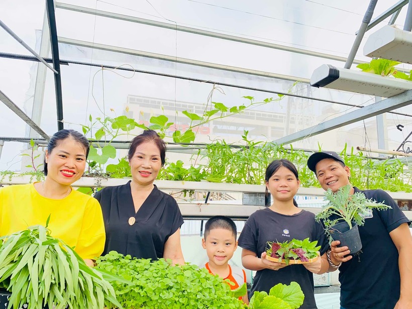 Giữa không gian đô thị chật chội và khói bụi, mảnh vườn nhỏ này đã trở thành góc thư giãn lý tưởng, mang đến nguồn năng lượng tích cực và giúp các con anh có cơ hội trải nghiệm thiên nhiên gần gũi như ở làng quê.