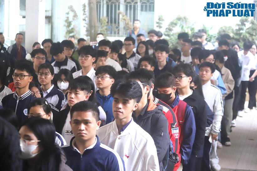 Các thí sinh xếp hàng làm thủ tục vào phòng thi