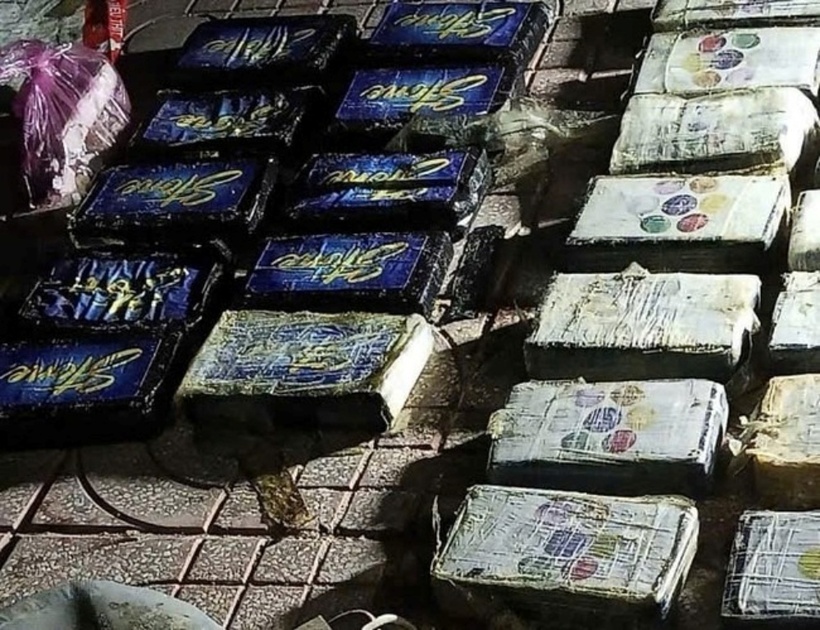 Người đàn ông phát hiện túi chứa 24 bánh nghi ma túy. Ảnh: Báo Người lao động.