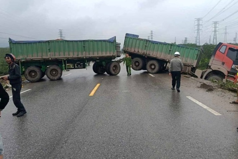 Ô tô đầu kéo chắn ngang đường. Ảnh: Báo Lao động.