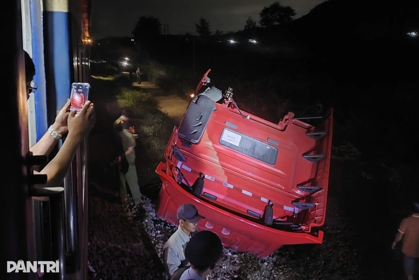 Xe tải bị tàu hỏa tông đứt đôi. Ảnh: Dân trí