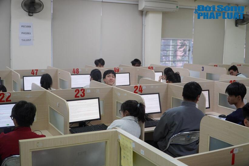 Các thí sinh bước vào phòng thi chuẩn bị tâm thế sẵn sàng "chiến đấu"