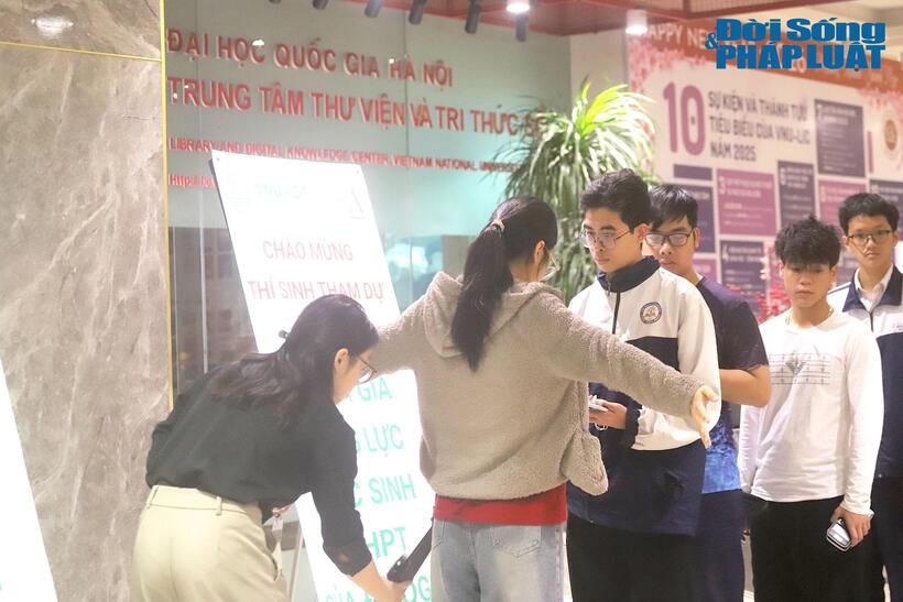 Các thí sinh phải trải qua quy trình kiểm soát nghiêm ngặt