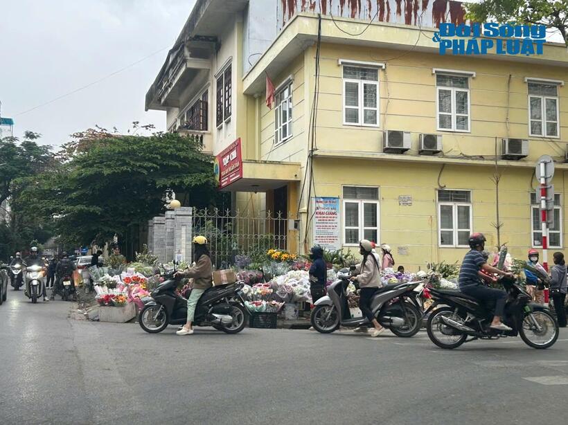 Không khí mua sắm hoa tươi nhộn nhịp tại các cửa hàng trên phố Nguyễn Trãi chiều 7/3.