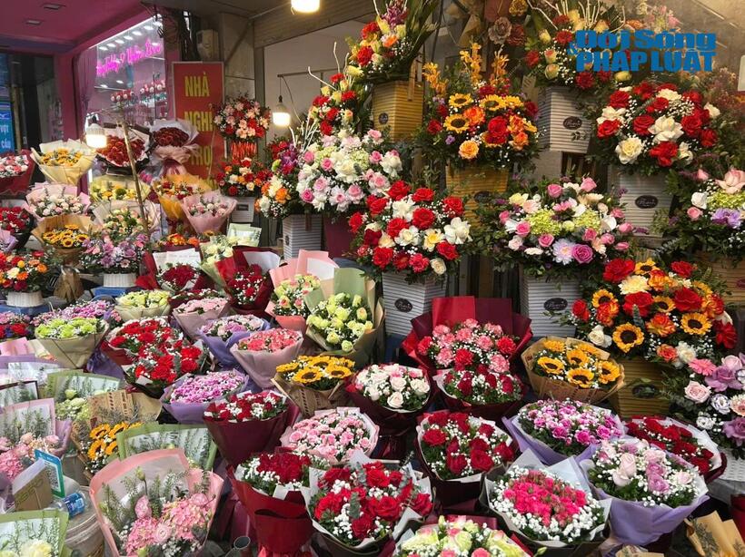 Giá các bó hoa tươi dịp 8/3 dao động từ 250.000 đồng đến gần 1.000.000 đồng tùy loại và cách trang trí.