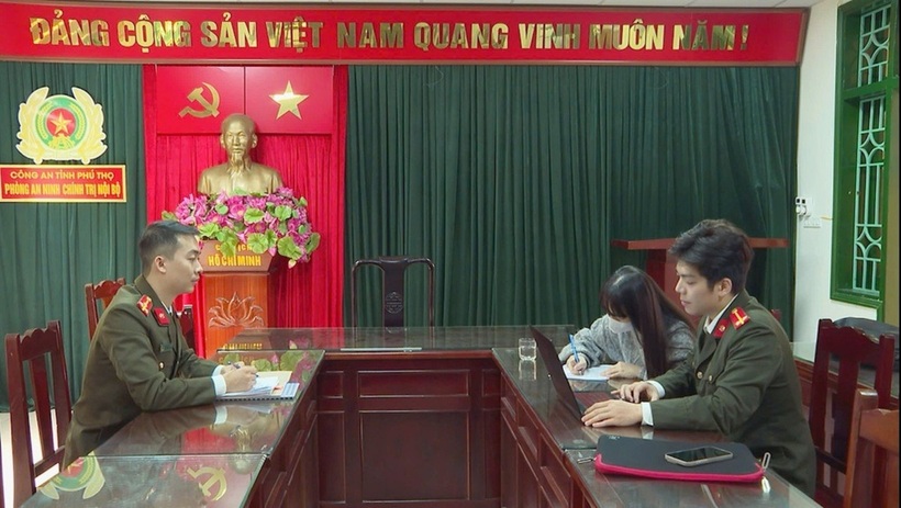Nữ TikToker T.T.H. làm việc với cơ quan công an (Ảnh: Công an Phú Thọ).