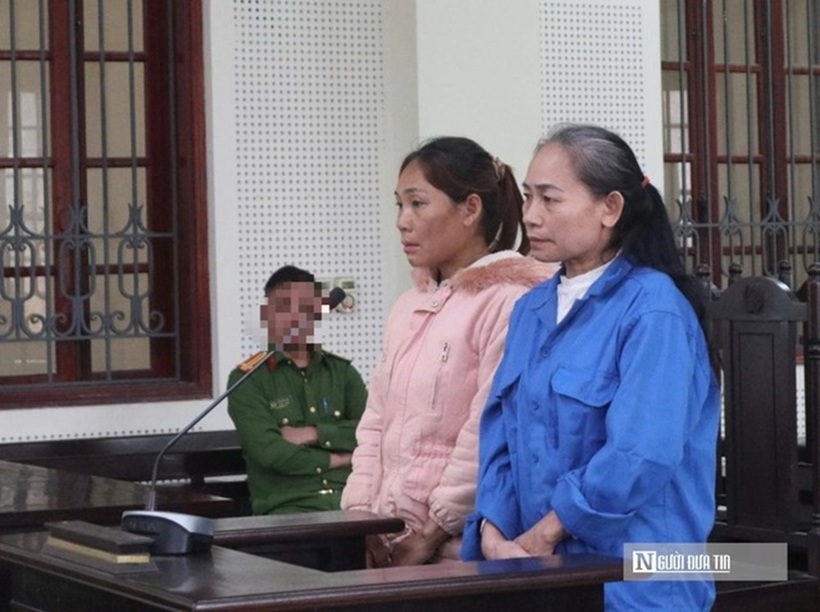 Bị cáo Phượng (áo xanh), bị cáo Hưng áo hồng.