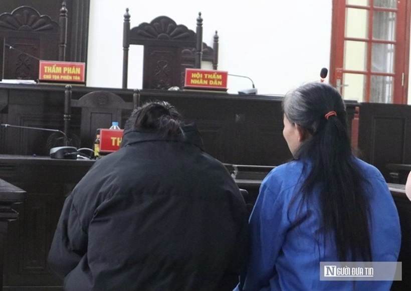 Bị cáo Phượng xin lỗi con gái tại toà.