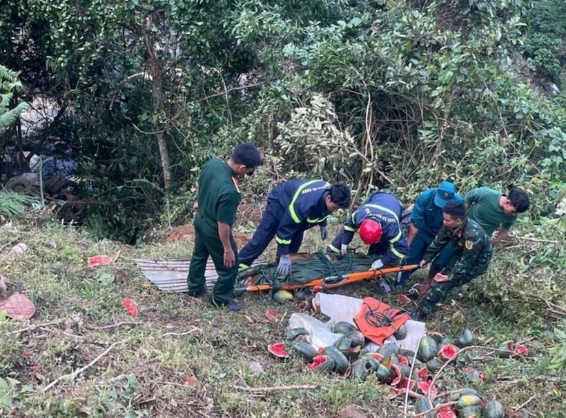 Lực lượng chức năng đã đưa được thi thể nạn nhân lên mặt đường. Ảnh: Báo Người lao động.