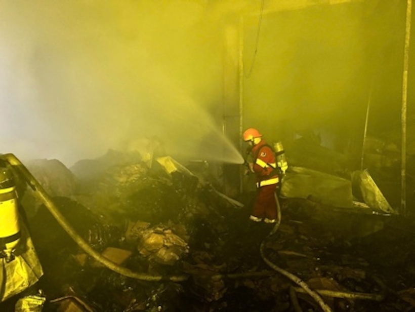 Các lực lượng&nbsp;tổ chức triển khai chữa cháy và rà soát hiện trường